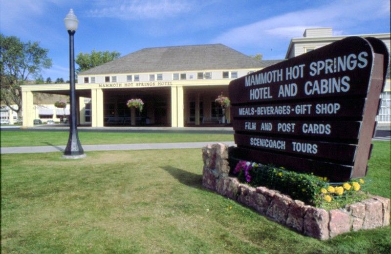 Mammoth Hot Springs Hotel Exterior photo